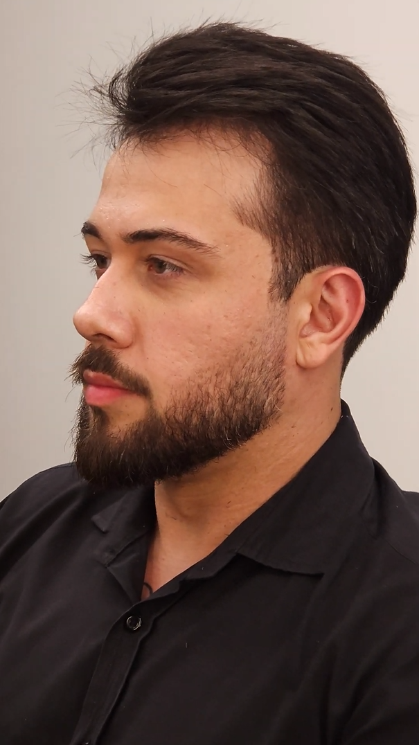 Perfil masculino com cabelo e barba alinhados, topo penteado para trás e barba cheia, feito na Apolo Barbearia